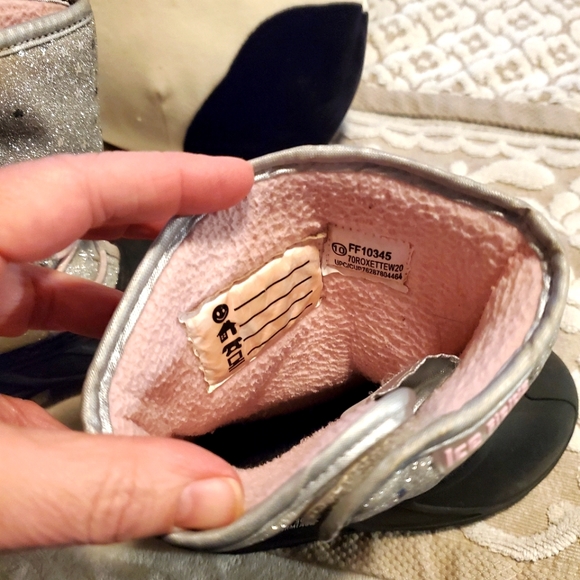 ⬇️ Ice fields silver sequin waterproof boots. - Picture 10 of 11